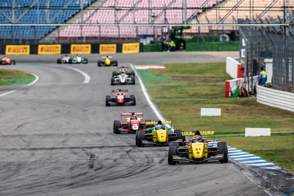Christian Lundgaard i bilen med startnummer 31 medens han stadig førte løbet
(Foto: Renault Sport)